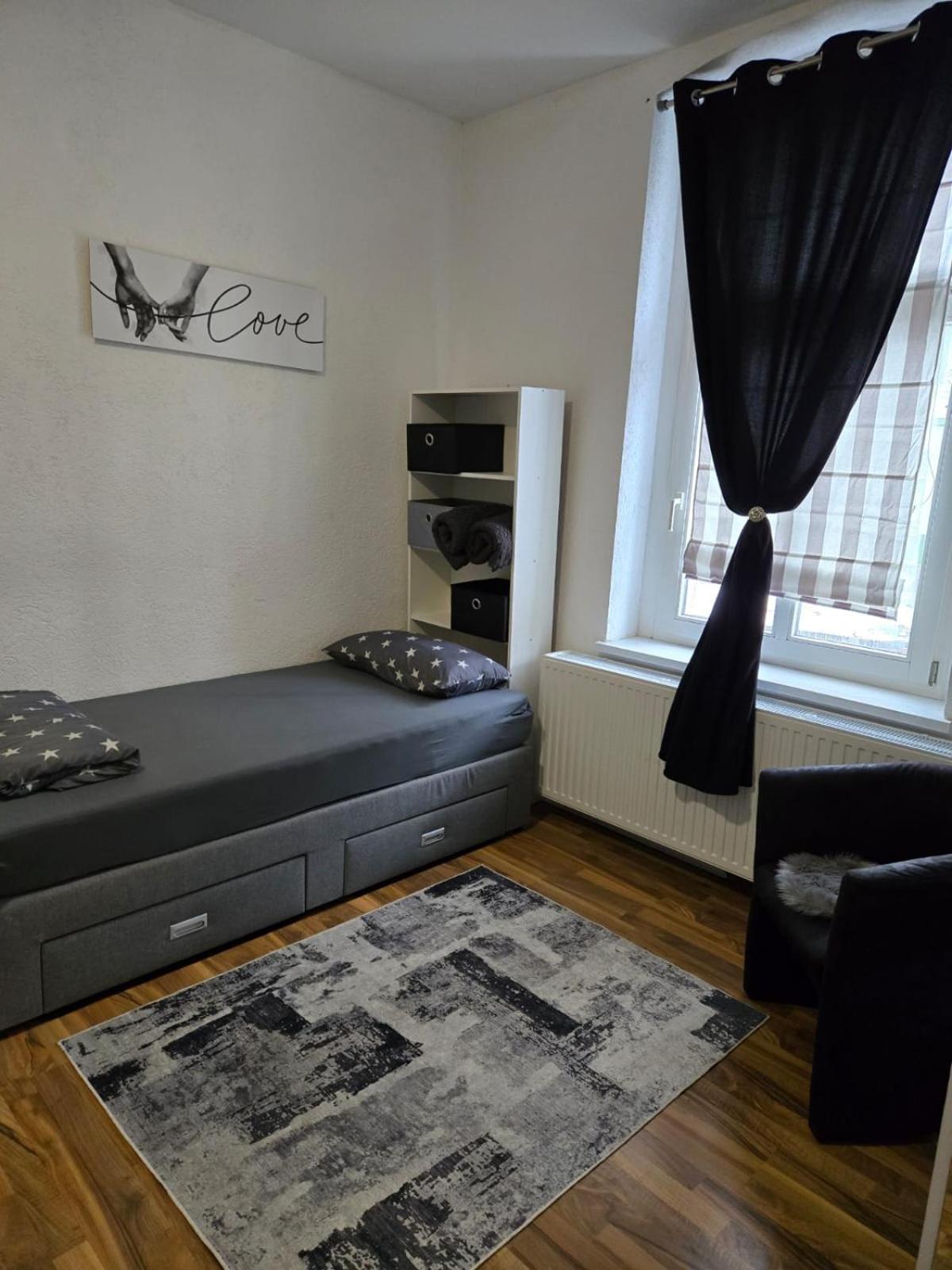 Ferienwohnung Am Bahnhof Бернбург Екстериор снимка